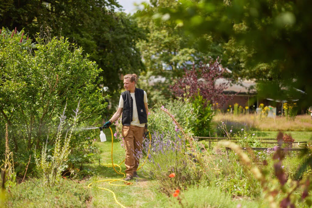 Tuinman aaltjes uitzetten zakelijke klant