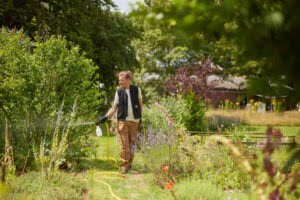 Tuinman aaltjes uitzetten zakelijke klant