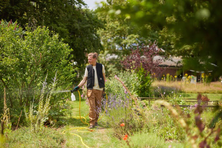 Tuinman aaltjes uitzetten zakelijke klant
