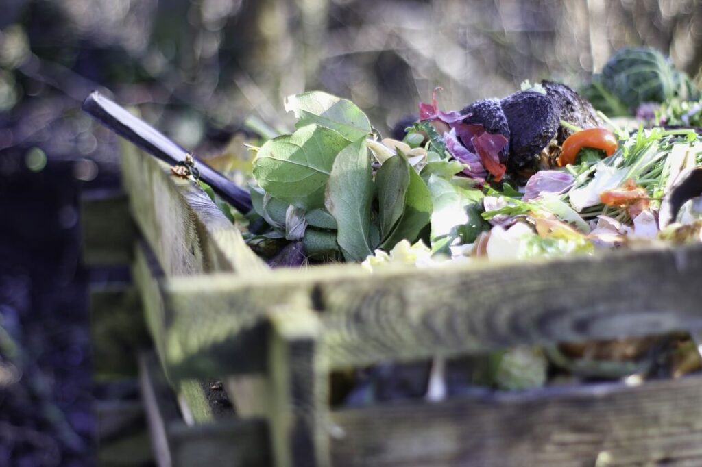 Composthoop met tuinafval en groenteresten